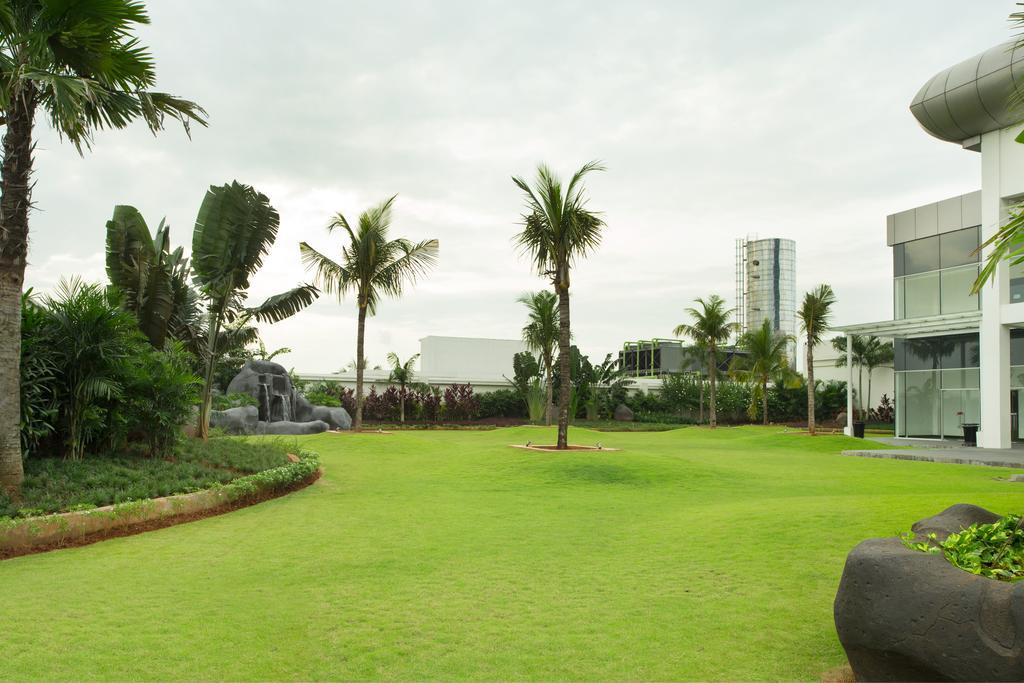 Resinda Hotel Karawang Exterior photo